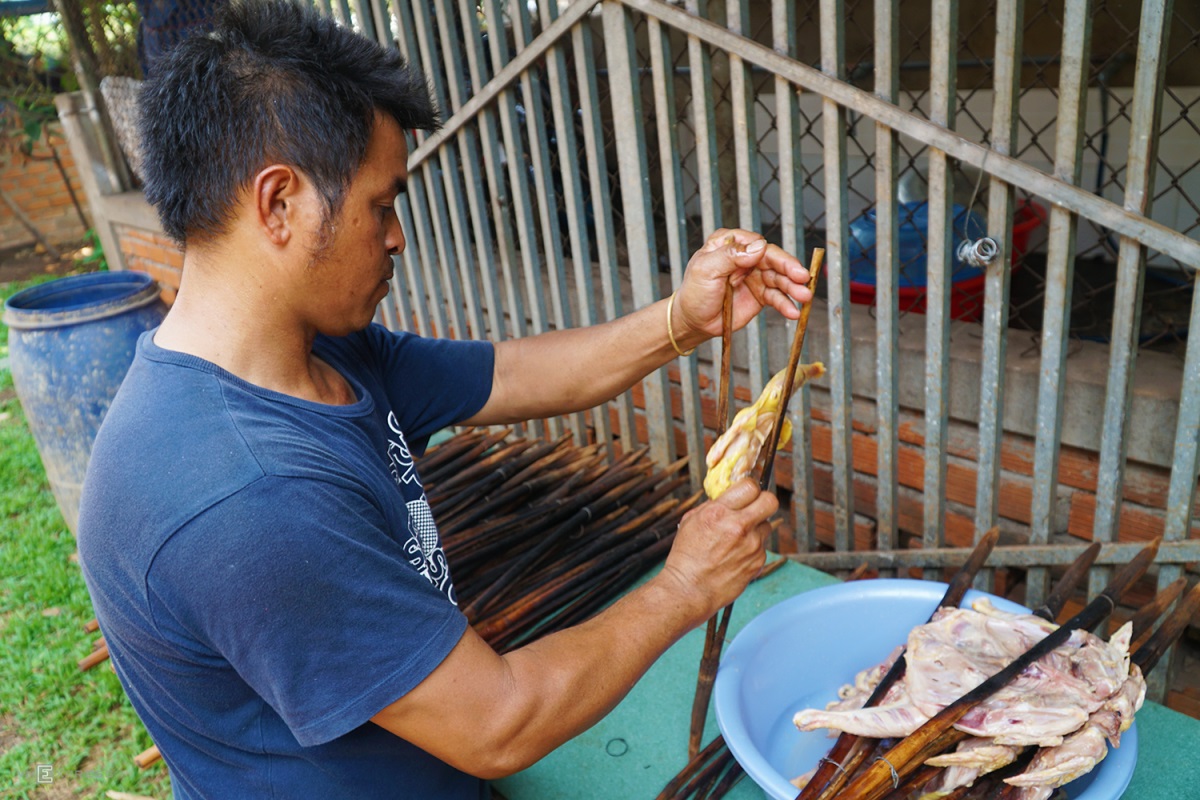Thưởng thức Gà nướng Bản Đôn DakLak bên bếp lửa 3