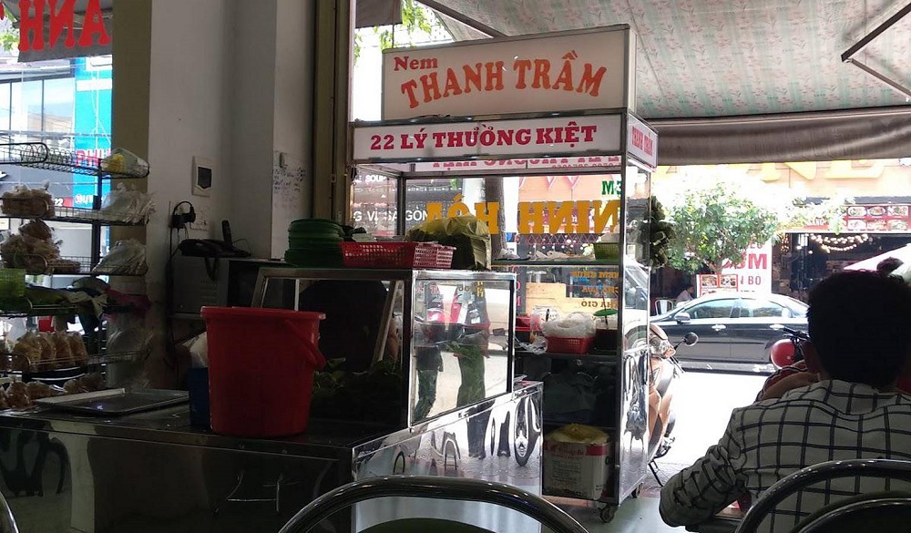 Thưởng thức ngay Nem nướng Thanh Trầm khi du lịch Buôn Ma Thuột 2
