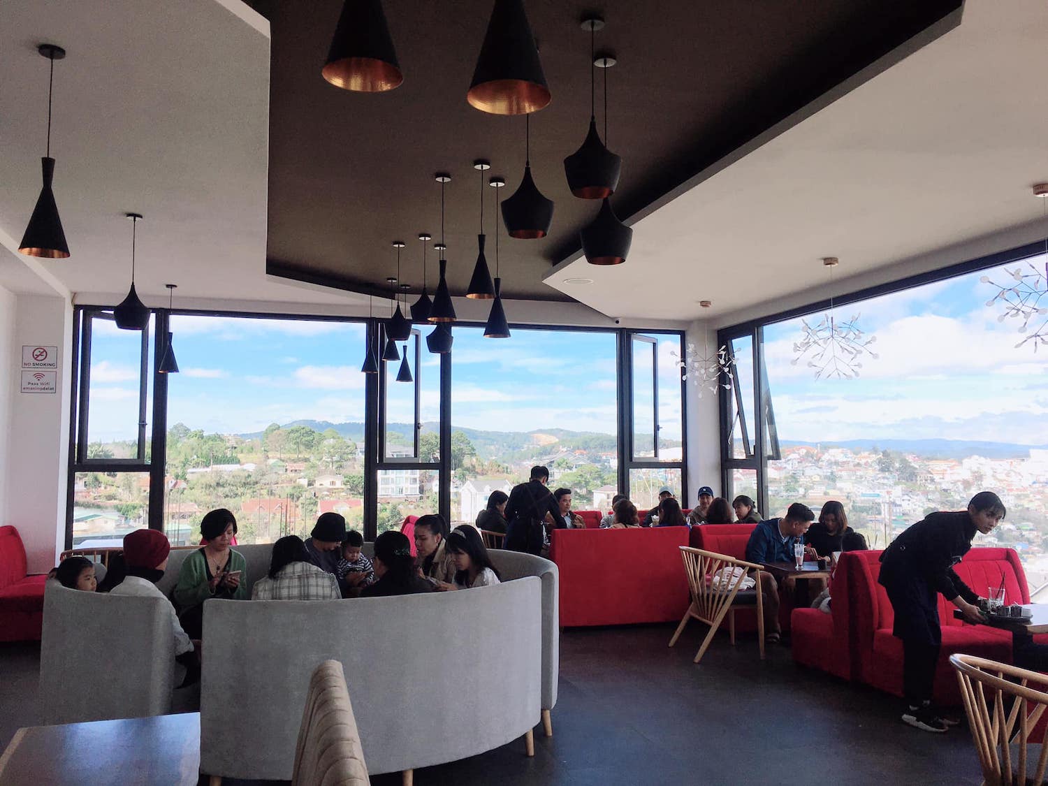 Amazing Coffee Da Lat - Quán cà phê có view ngắm trọn thành phố, tha hồ chill ở Đà Lạt 8