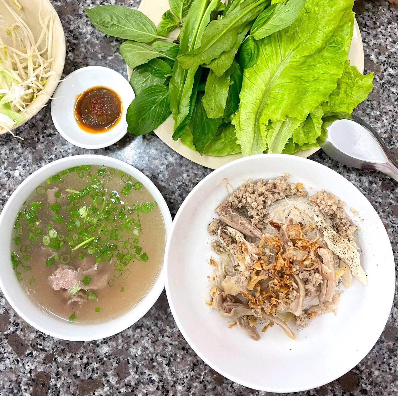 Thưởng thức ngay Phở khô Hai Tô 99 khi du lịch Buôn Ma Thuột 3