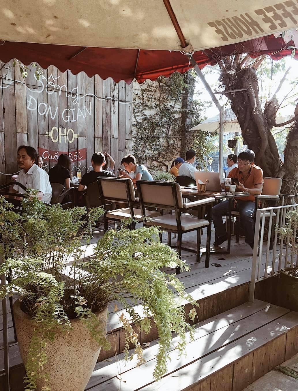 Cuối tuần chill cùng âm nhạc tại EMPI Coffee House Cần Thơ 11