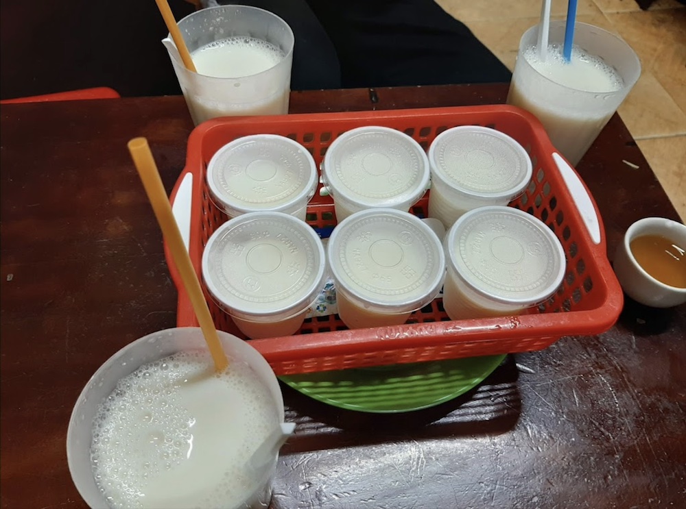 Quán bánh căn Nhà Chung – Chỉ có trứng và bột nhúng nước mắm nhưng lại cuốn hút lạ kỳ 9