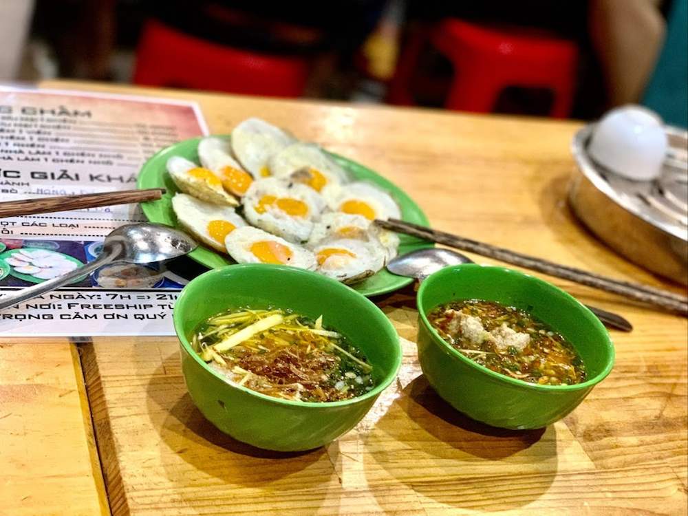 Quán bánh căn Nhà Chung – Chỉ có trứng và bột nhúng nước mắm nhưng lại cuốn hút lạ kỳ 2