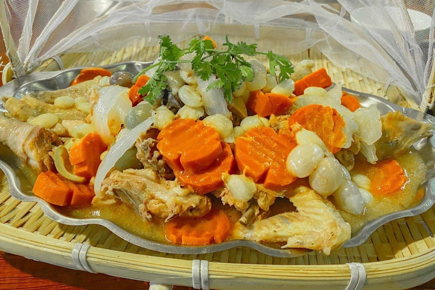 Đến Tây Đô, thử ngay món ngon Gà um dâu Hạ Châu lạ miệng 9