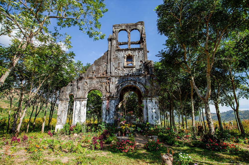 Khám phá tàn tích Nhà thờ cổ HBâu nằm im lìm bên dãy Chư Đăng Ya 2