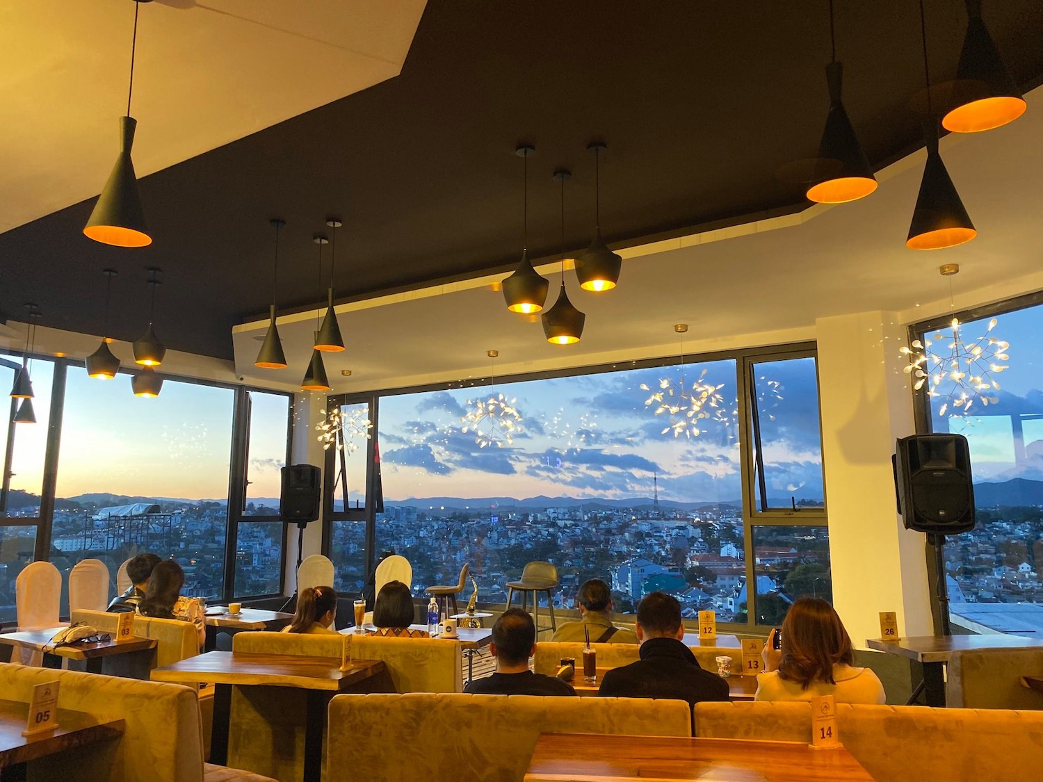 Amazing Coffee Da Lat - Quán cà phê có view ngắm trọn thành phố, tha hồ chill ở Đà Lạt 10