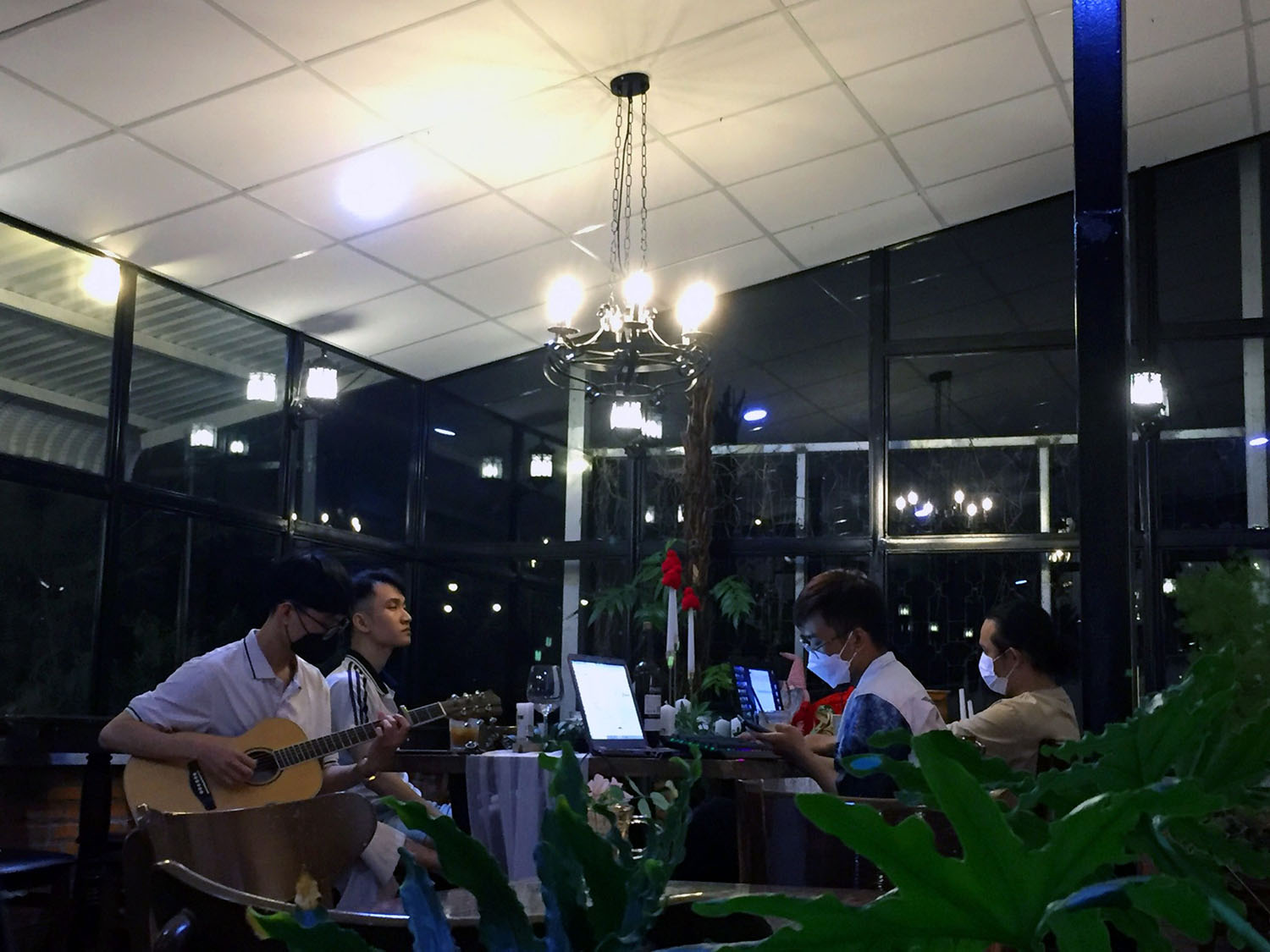 Có một MAYZE Coffee cổ điển và đầy ấm áp 9