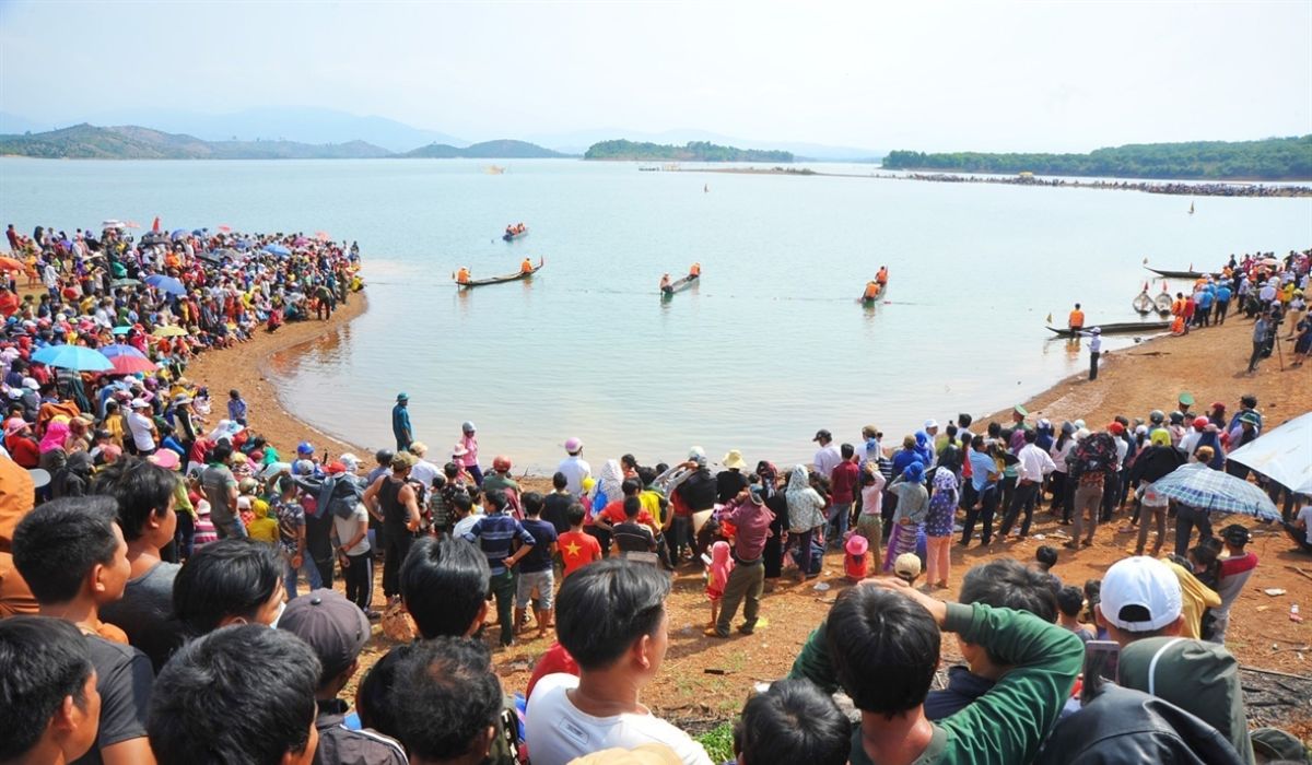 Khám phá Hội đua thuyền độc mộc trên sông Pô Cô cực sôi động 7