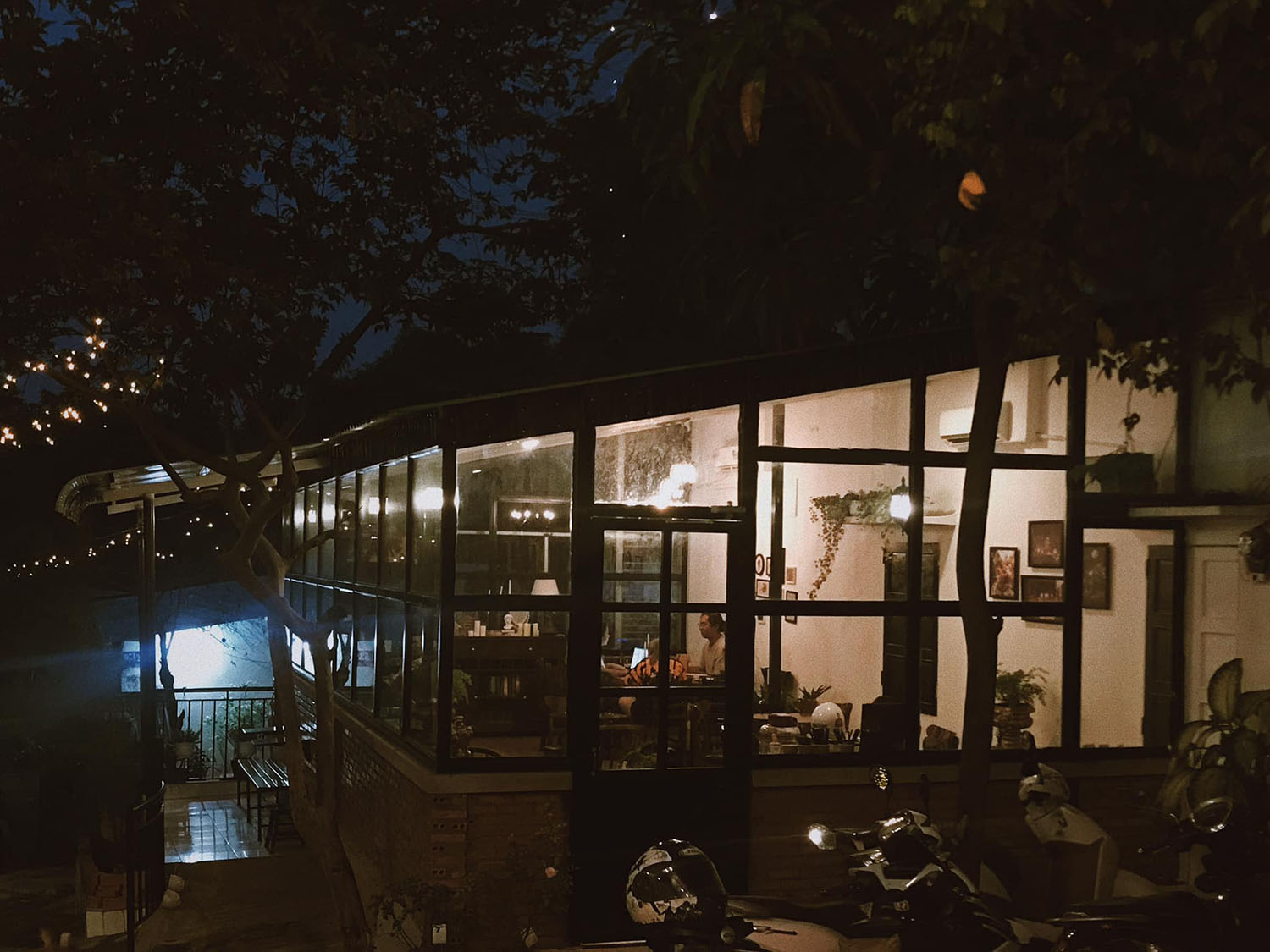 Có một MAYZE Coffee cổ điển và đầy ấm áp 5