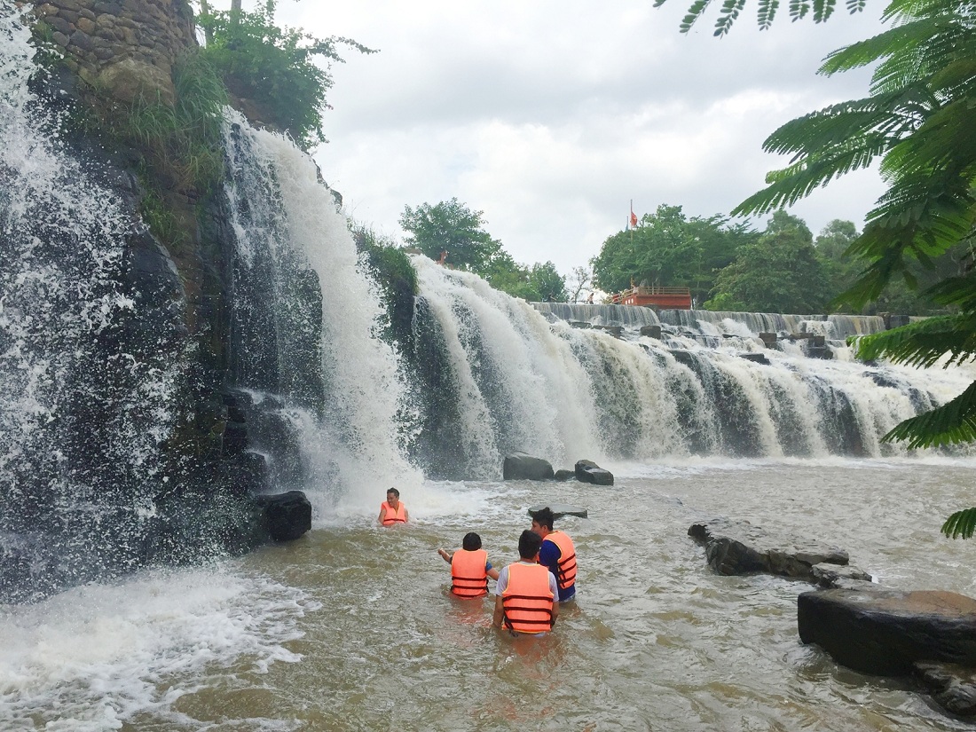 Xõa banh nóc với trải nghiệm trượt thác dài 3km thót tim ở Thác nước Hòa Phú Thành, Đà Nẵng 8