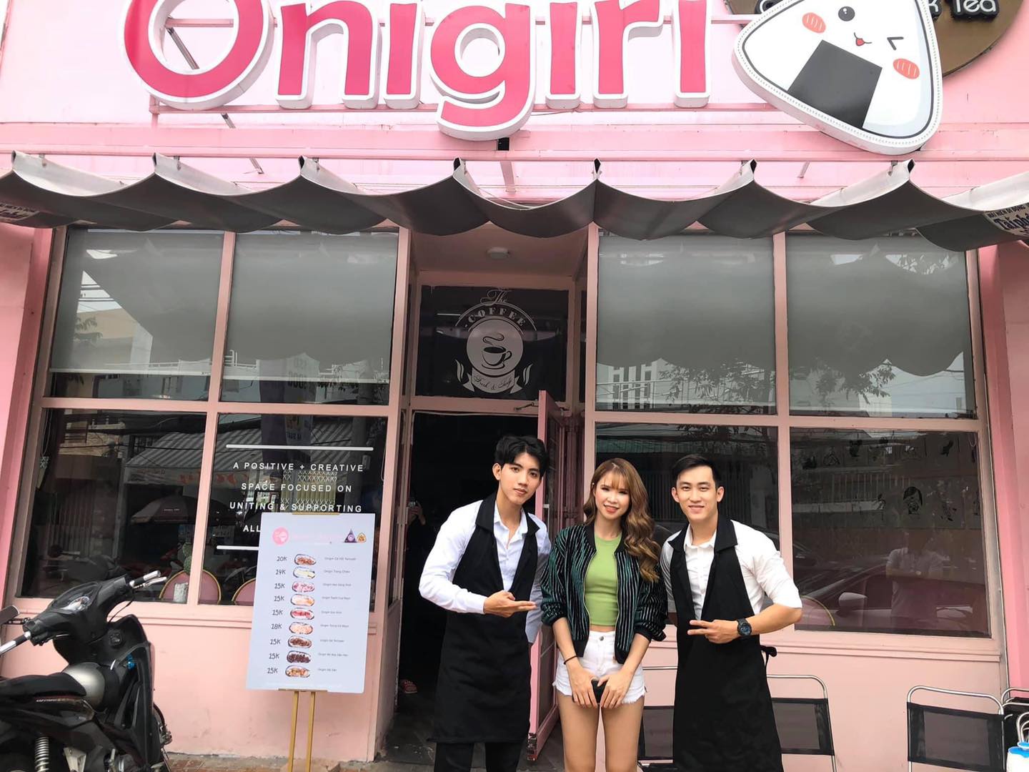 Yêu màu hồng thì đến ngay Hihi Onigiri, Coffee Milktea cùng Chiasene.com thôi nào 13