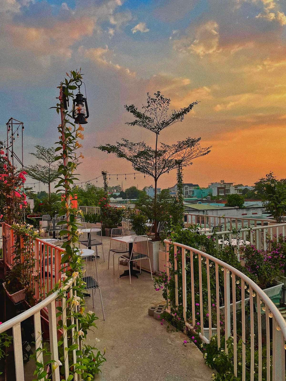 Sống ảo tại The Tín Coffee Tea, quán cà phê Bình Dương view đẹp nức tiếng 7