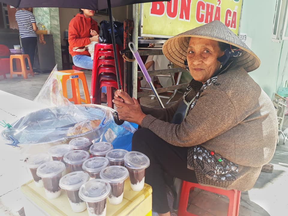 Quán sữa chua nếp cẩm vỉa hè 10k – Sữa chua nếp cẩm thương hiệu bà cụ siêu ngon siêu rẻ tại Đà Lạt 3
