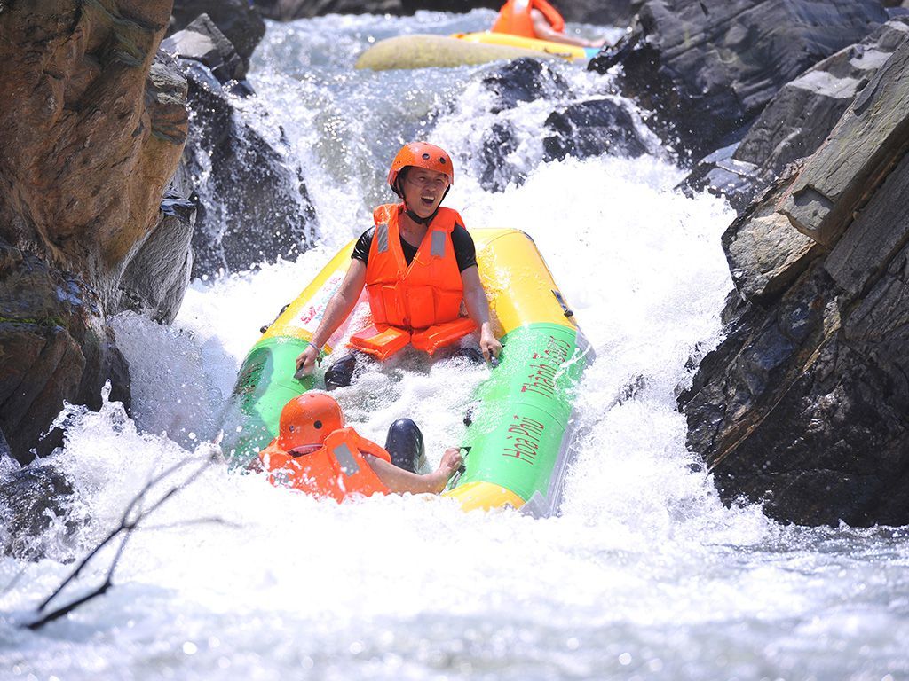 Xõa banh nóc với trải nghiệm trượt thác dài 3km thót tim ở Thác nước Hòa Phú Thành, Đà Nẵng 4