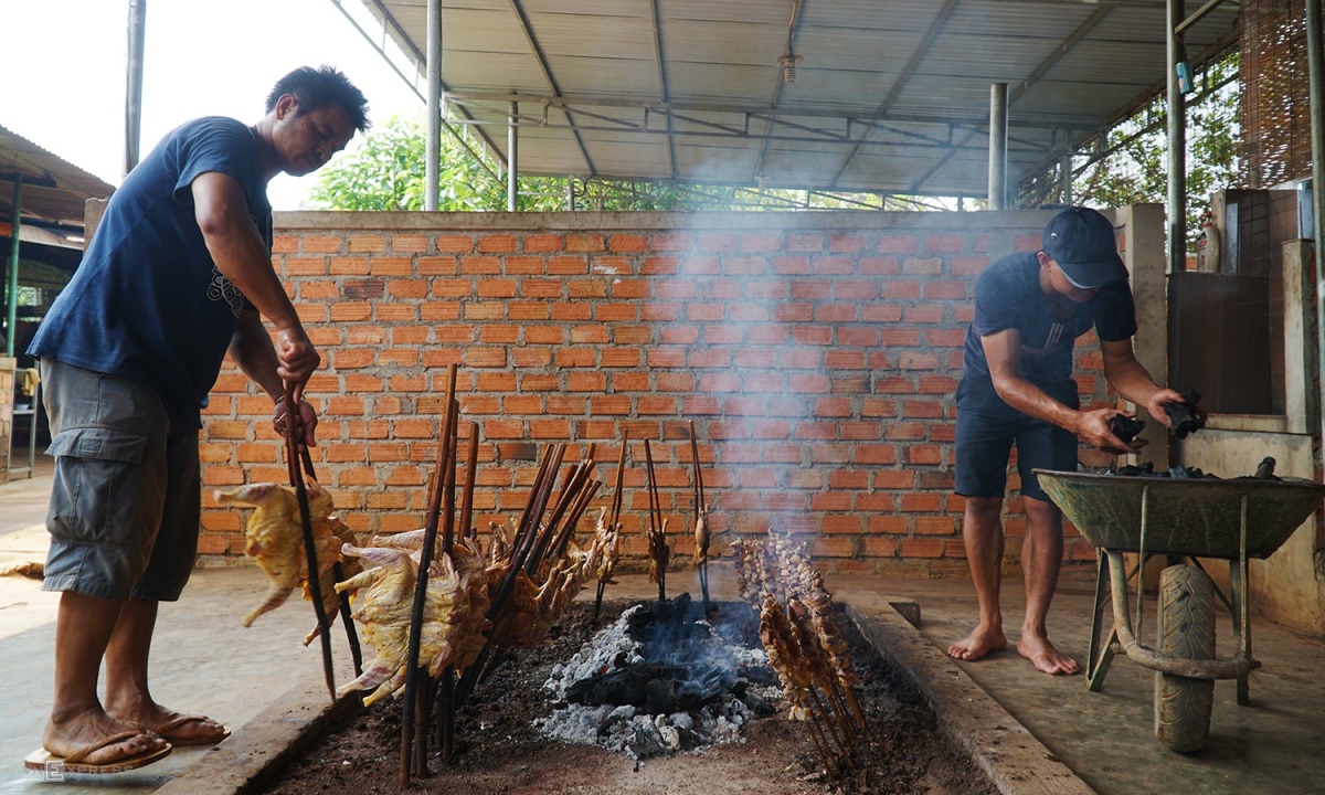 Thưởng thức Gà nướng Bản Đôn DakLak bên bếp lửa 5