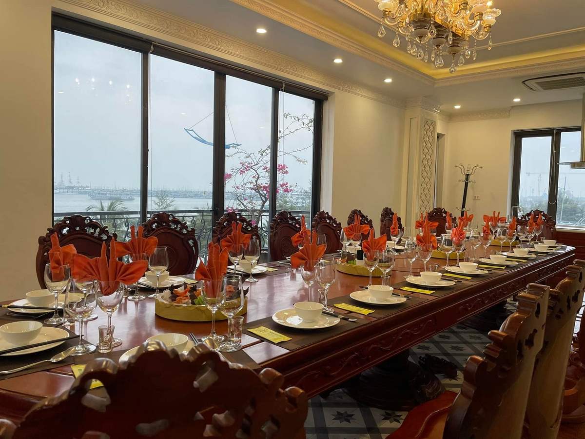 Trải nghiệm sự sang chảnh của không gian ẩm thực tại Nhà hàng Ngọc Lục Bảo 12
